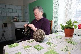 Evacuees from Kharkiv region knit for Ukrainian military