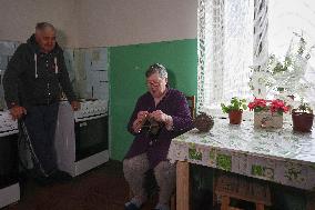 Evacuees from Kharkiv region knit for Ukrainian military