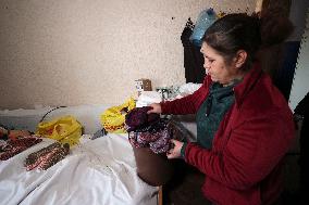 Evacuees from Kharkiv region knit for Ukrainian military