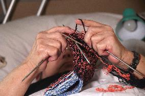 Evacuees from Kharkiv region knit for Ukrainian military