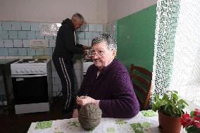 Evacuees from Kharkiv region knit for Ukrainian military