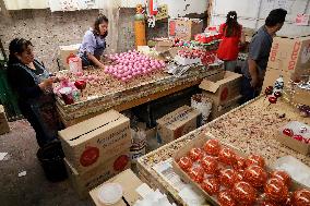 Making Christmas Balls In Mexico