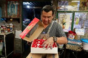 Making Christmas Balls In Mexico