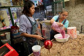 Making Christmas Balls In Mexico