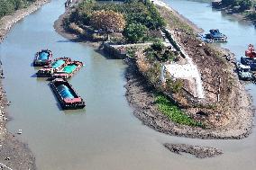 Yangtze River Water Level Decreases