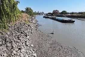 Yangtze River Water Level Decreases