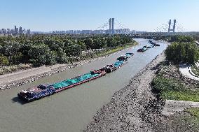 Yangtze River Water Level Decreases