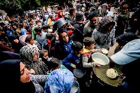 Palestinians Struggle To Survive Amid Food Shortage - Gaza