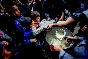 Palestinians Struggle To Survive Amid Food Shortage - Gaza