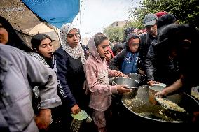 Palestinians Struggle To Survive Amid Food Shortage - Gaza