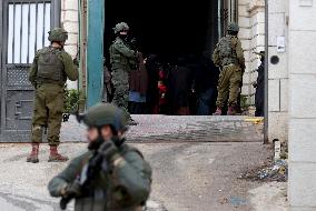 Israeli Soldiers Surround The House Of Hamas Gunman - Nablus