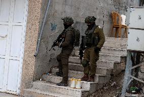 Israeli Soldiers Surround The House Of Hamas Gunman - Nablus