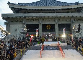 Snowboarding rail contest held in Osaka