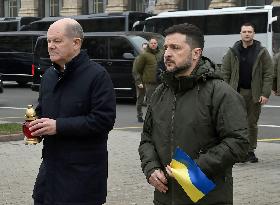 Volodymyr Zelenskyy and Olaf Scholz pay tribute to perished defenders of Ukraine in Kyiv