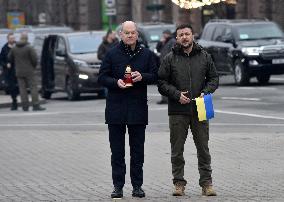 Volodymyr Zelenskyy and Olaf Scholz pay tribute to perished defenders of Ukraine in Kyiv