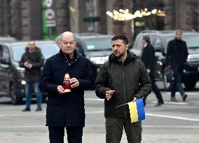 Volodymyr Zelenskyy and Olaf Scholz pay tribute to perished defenders of Ukraine in Kyiv