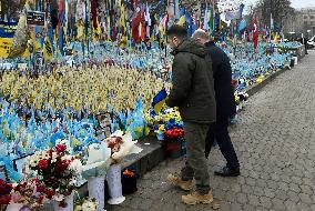 Volodymyr Zelenskyy and Olaf Scholz pay tribute to perished defenders of Ukraine in Kyiv