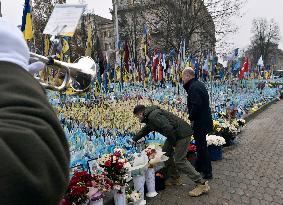 Volodymyr Zelenskyy and Olaf Scholz pay tribute to perished defenders of Ukraine in Kyiv