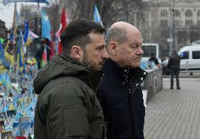 Volodymyr Zelenskyy and Olaf Scholz pay tribute to perished defenders of Ukraine in Kyiv