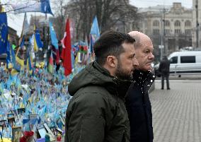 Volodymyr Zelenskyy and Olaf Scholz pay tribute to perished defenders of Ukraine in Kyiv