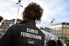 Police at Saint Lazare rail station in Paris FA