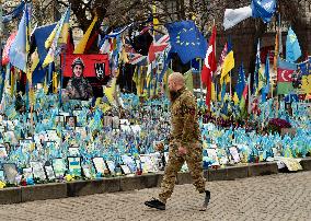 Memorial to late defenders of Ukraine in Kyivs Maidan Nezalezhnosti