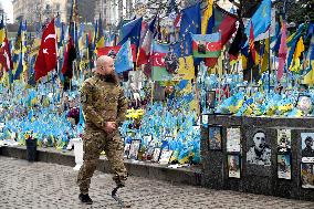 Memorial to late defenders of Ukraine in Kyivs Maidan Nezalezhnosti