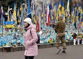 Memorial to late defenders of Ukraine in Kyivs Maidan Nezalezhnosti