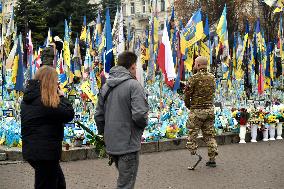 Memorial to late defenders of Ukraine in Kyivs Maidan Nezalezhnosti