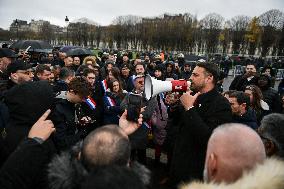 Taxi drivers protest in Paris FA