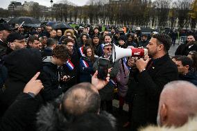 Taxi drivers protest in Paris FA