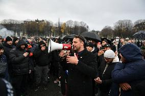 Taxi drivers protest in Paris FA