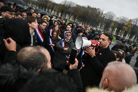 Taxi drivers protest in Paris FA