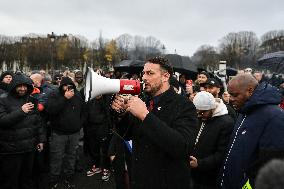 Taxi drivers protest in Paris FA