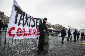 Taxi drivers protest in Paris FA