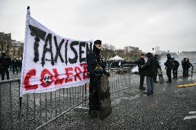 Taxi drivers protest in Paris FA