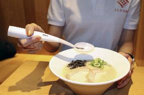 Low-salt ramen with spoon to enhance salty taste