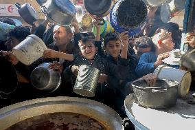 Palestinians Struggle To Survive Amid Food Shortage - Gaza