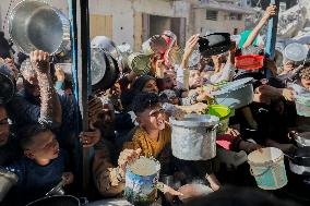 Palestinians Struggle To Survive Amid Food Shortage - Gaza