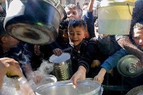 Palestinians Struggle To Survive Amid Food Shortage - Gaza