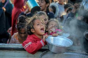 Palestinians Struggle To Survive Amid Food Shortage - Gaza