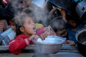 Palestinians Struggle To Survive Amid Food Shortage - Gaza