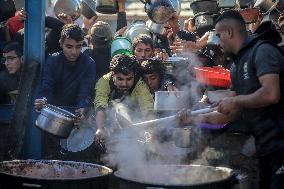 Palestinians Struggle To Survive Amid Food Shortage - Gaza