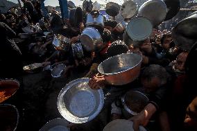 Palestinians Struggle To Survive Amid Food Shortage - Gaza