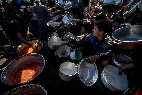 Palestinians Struggle To Survive Amid Food Shortage - Gaza