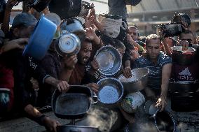 Palestinians Struggle To Survive Amid Food Shortage - Gaza