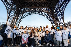 40 Schoolchildren Climb The Steps Of The Eiffel Tower - Paris