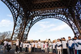 40 Schoolchildren Climb The Steps Of The Eiffel Tower - Paris