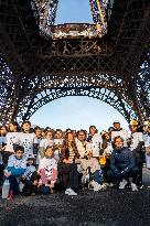 40 Schoolchildren Climb The Steps Of The Eiffel Tower - Paris