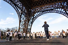 40 Schoolchildren Climb The Steps Of The Eiffel Tower - Paris